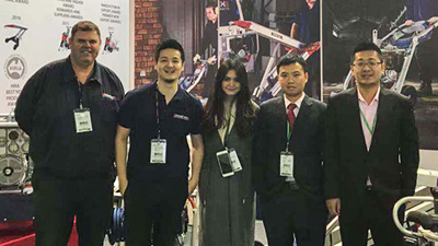 成人TIKTOK黄短视频在展会中的合影